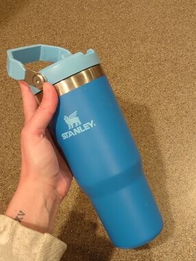Blue Stanley 30 Oz Travel Thermous Flip Straw